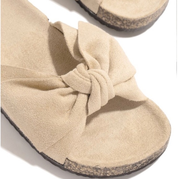 New beige bow sandal. Labeled 9 but better for 8-8.5. - Picture 5 of 5